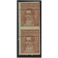 ARGENTINA 1935 GJ 795 PAREJA DE ESTAMPILLAS MINT CON VARIEDAD DENTADO TAN DESPLAZADO QUE LOS SELLOS QUEDAN POR LA MITAD